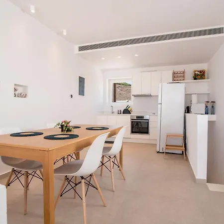 Deluxe Maisonette With Private Jacuzzi Molos (Paros)